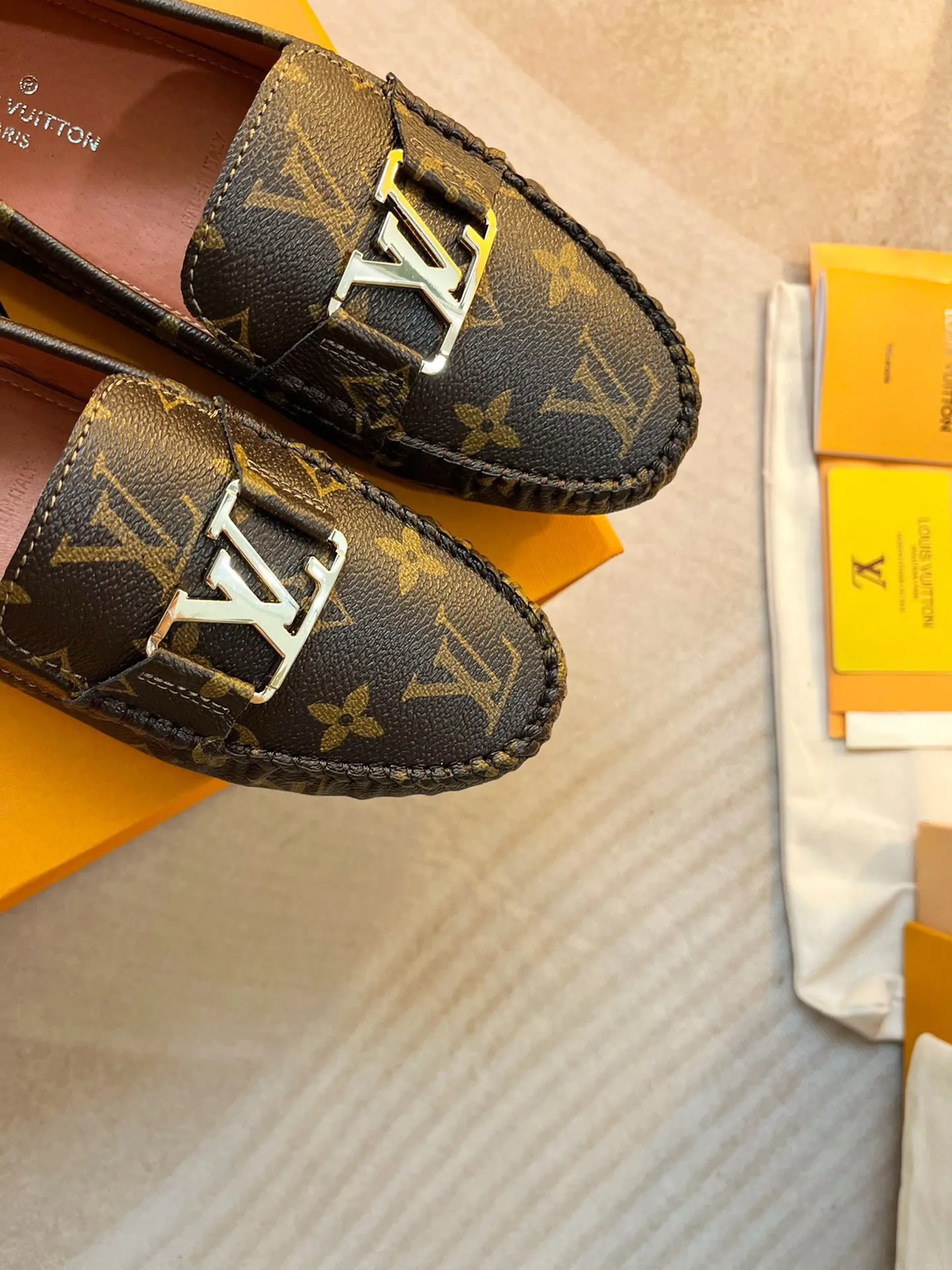 p460💰Couple model❤️🇫🇷 𝙇𝙤𝙪𝙞𝙨 𝙑𝙪𝙞𝙩𝙩𝙤𝙣 🇫🇷Louis Vuitton 2023 Classic𝓛𝓿 𝓣𝓻𝓪𝓲𝓷𝓮𝓻 Sports Series ➪➪➪¯ [Arizona Doudou Shoes Series] ▪️▪️▪️Arizona slip-on shoes are made of Monogram Eclipse canvas. Its hand-painted and dyed edges and hand-sewn uppers fully demonstrate Louis Vuitton's traditional shoemaking craftsmanship. This slip-on shoe is very lightweight. The integrated tongue and upper make it particularly comfortable and flexible. The soft outsole is equipped with rubber padding. Decorated with matching sash. Detailed features: ☑️Monogram Eclipse canvas ☑️Black Eclipse pattern ☑️Hand-painted shoe edges ☑️Hand-sewn uppers (each pair takes time to process) ☑️Integrated tongue and upper construction ☑️Outsole equipped with rubber lining ☑️size: 35_46